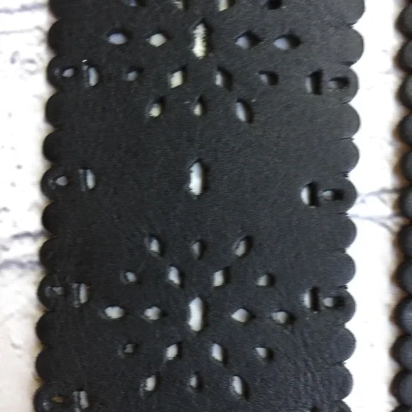 Liz Claiborne Black Scalloped Laser-Cut Leather Belt with Silver Buckle - Picture 4 of 9